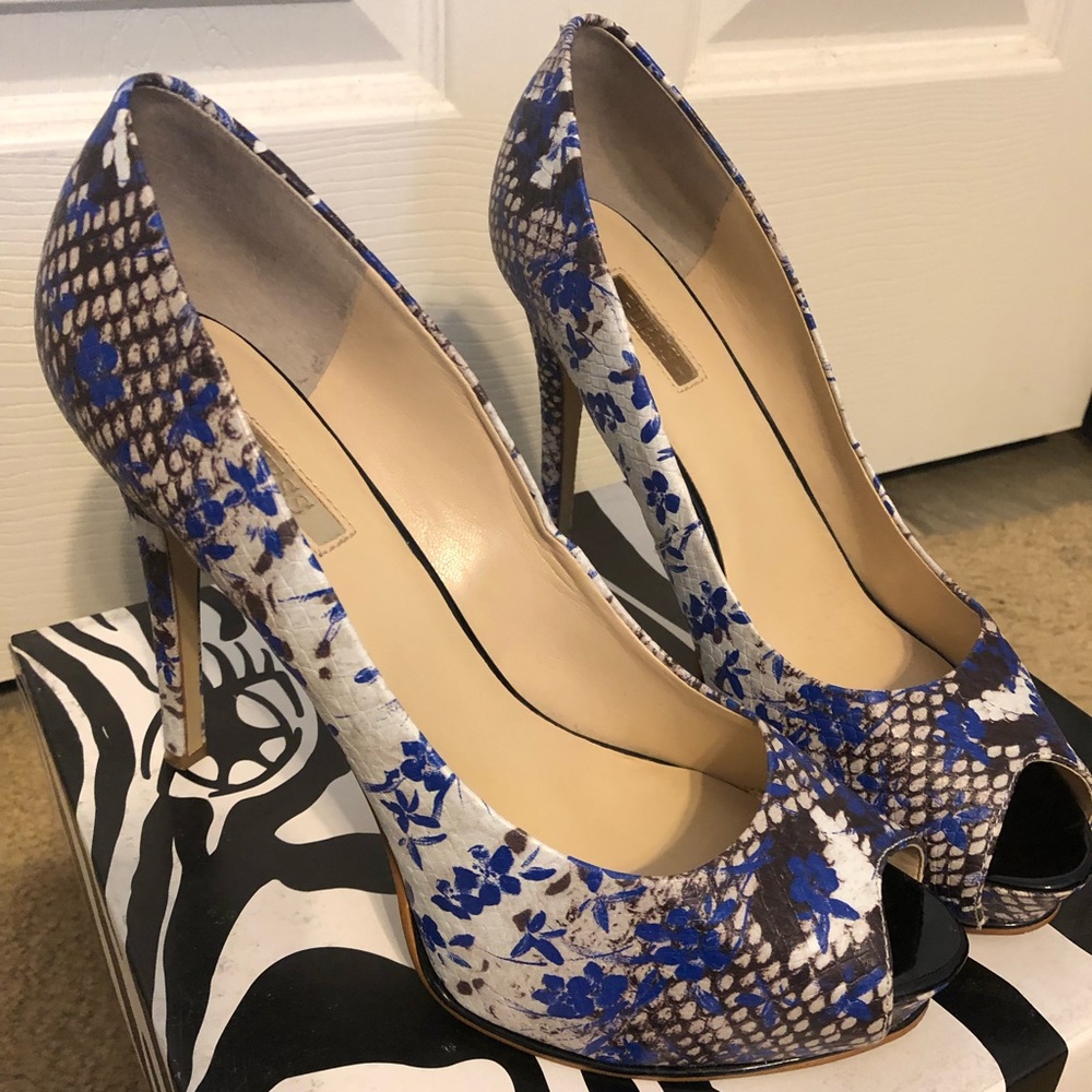 Guess Blue & White Floral Honora 9 1/2